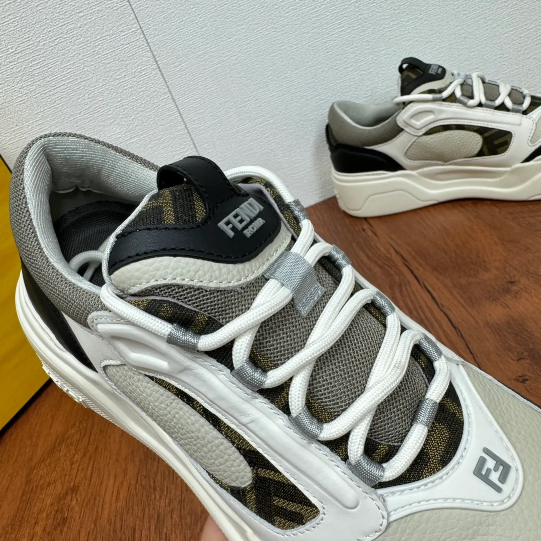 Batch 780 FENDI/FENDI Force men's sports shoes, new thick-soled lightweight lace-up low-top shoes at the counter, made of white full-grain leather and white and brown smooth leather, with padded elements. Brown FF jacquard and yellow technical fabric details. Lightweight, thick white sole with FF graphic details on the toe and heel. Main body of pebbled soft cowhide with Nappa calfskin. Contrasting color multiple composite splicing, extremely modern and youthful, webbing style lace-up hole design, multiple injection molded brand logo plastic modules on the toe, and embroidered FF logo on the side, heavy craftsmanship, full of details, super high quality control and fine workmanship! Full mesh breathable lining, ultra-light TPR foam rubber; molded outsole, lightweight and versatile, non-slip and wear-resistant! Comes with full packaging! Size: 39-40-41-42-43-44 Leather shoe size (can be customized, 38.45 cannot be returned or exchanged) Item number: 7E1728 black gray